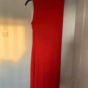 Röd klänning - Knappt använd röd klänning med polo nacke, inte min typ av klänning, fick i present använt 3 gånger. Går till under knäna