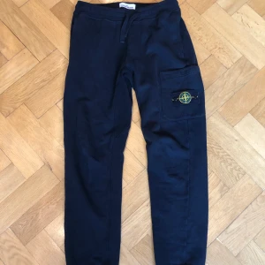 Stone Island Mjukis - Stone Island mjukis. Använd men inga speciella fel. Storlek S. Kvitto finns. Pris kan diskuteras vid snabb affär.