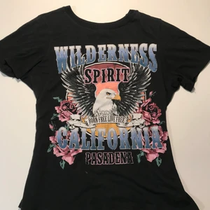 T-shirt med tryck - T-shirt med snyggt tryck. Strl XS. 25kr elr högst bud