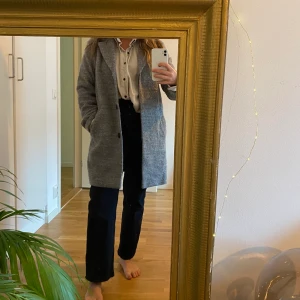 Höstkappa  - Varm ullkappa från H&M i strl S, rak modell(jag är 160cm)  Nyskick, använd max 2 ggr och säljes pga kommer aldrig till användning då jag har väldigt många jackor. Perfekt inför hösten! 