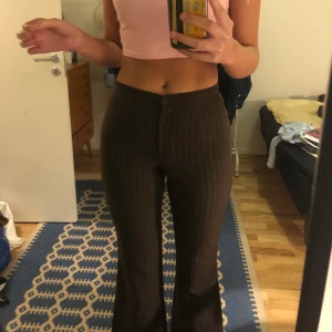 Utsvängda kostymbyxor  - Skiiitsnygga byxor i skitskönt material🙏🏼 de formar en också bra😅 passar s-m