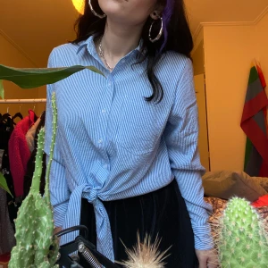 skjorta med knyt - en helt ny skjorta med knyt längst ner. nypris var 199kr, säljer för 100kr. den ser proper men lite busig ut. säljer då den inte är min stil. samfraktar vid köp av flera saker. strl 36