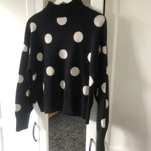 Prickig tröja - Från hm, använd en gång. Säljer för de ej är min smak 