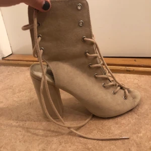 Skor med snörning  - Snygga beiga klackar med snörning fram och bak 