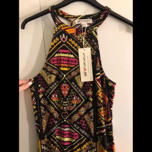 Klänning, H&M X COACHELLA - En långklänning från H&M (kollektionen H&M X COACHELLA). Aldrig använd. Rak hela vägen ner.