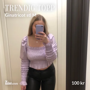 Trendig topp  - Köpt på ginatricot och endast använd 1 gång, stl M, finns på flera sidor 