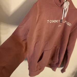 Huvtröja - Tommy hilfiger tjocktröjan som är i en super fin färg😍 Kommit till användning några fåtal gånger. Så skön att ha på vintern då den är tjock å super skön på insidan. ( INTE ÄKTA & frakt tillkommer )