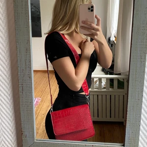 Röd väska i ormskinnsimitation - 🤍 röd väska. inga märkbara slitningar. 🤍