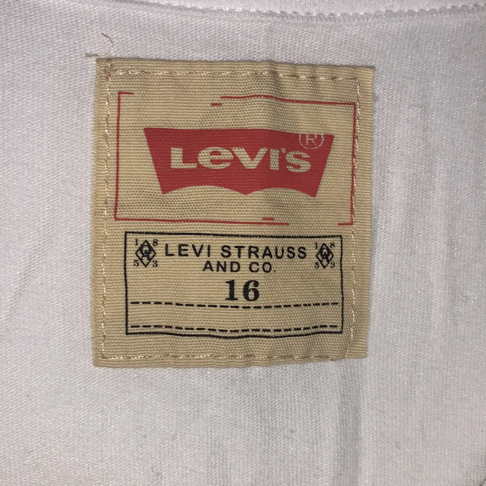 Helt ny Levis tröja! Stl 16 vilket motsvarar xs-s💖 Aldrig använd utan har endast legat i garderoben! Nypris 299, säljer för 90🥰. T-shirts.