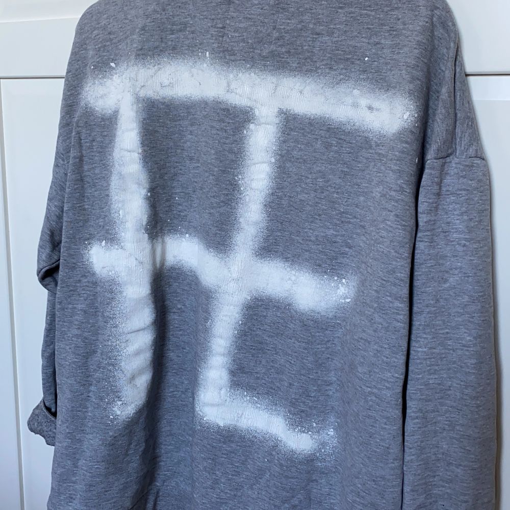 Supergosig sweater, använd fåtal gånger! Tryck på ryggen 🌹 50 kr frakt . Huvtröjor & Träningströjor.