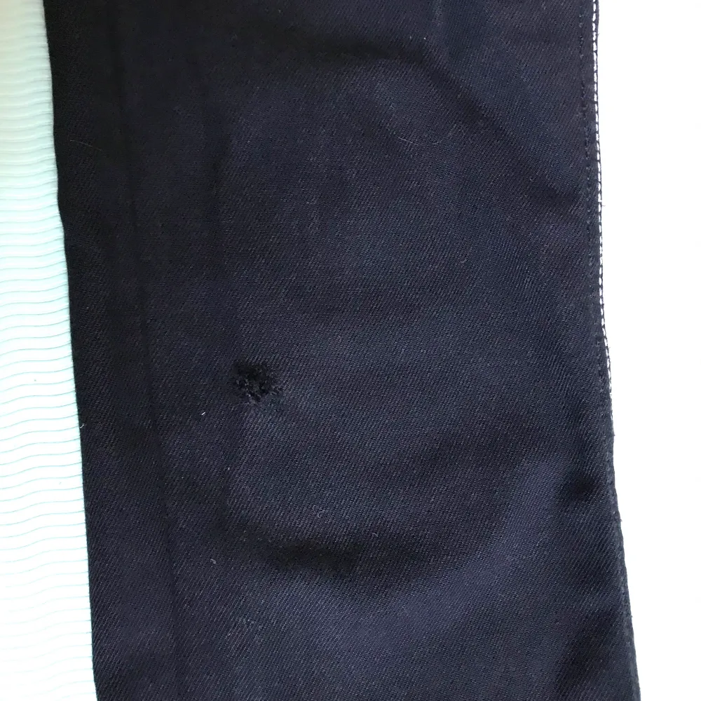 Ett par sköna byxor från märket eytys i storlek 28. Har ett litet hål på högra ben men inget som märks. Kan mötas upp i Stockholm annars står köparen för frakt. Jeans & Byxor.