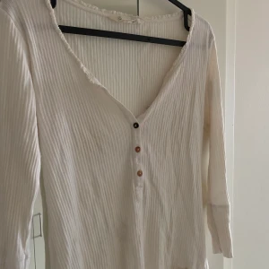 Vit tröja odd molly  - Vit jättesöt tröja från Odd Molly, frakt tillkommer!🤍