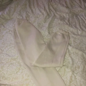 Finare jogging  - Sitter fint på, använt dom 2 gånger sitter som ett par S 