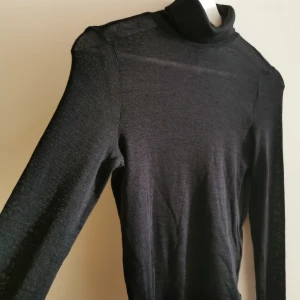 Svart genomskinlig polotröja🖤 - En jättefin svart genomskinlig polotröja i storlek XS. Säljer den då den är för liten🖤