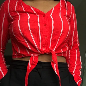 Topp M/L  - I bra skick, lite skrynklig! 