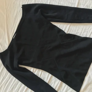 Offshoulder strl S - Offshoulder tröja från H&M i tjockt och bra material! Mönstret på tröjan ger en illusion av en hourglass kropp! Nyskick. Passar en xs-s! Stretchig så kanske en M också, säljs för 80kr