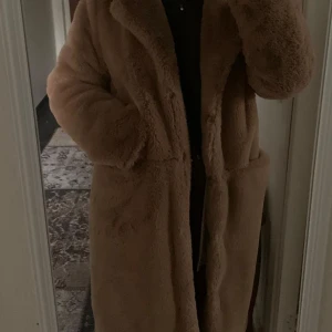 NA-KD faux fur kappa - Jag har bara använt den en gång. Den är i bra skick och superskön. Den passade inte riktigt med min stil ändå om den var jätteskön. Det är storlek 36 och är från NA-KD. Jag ska kolla för exakta priset för frakten i fall om den säljs. 