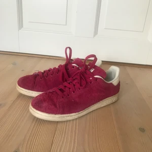 Adidas Stan Smith - Säljer ett par fluffiga röda Stan Smith i storlek 39🌞