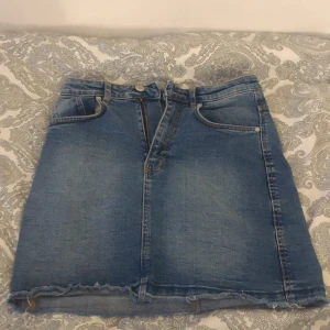 Jeanskjol - Säljer min jeanskjol från zara.