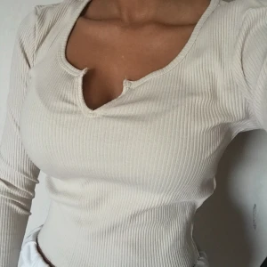 Topp strl xs - Säljer min fina topp från ginatricot! Superfin färg och sitter jättefint! Nyskick. Säljs för 80kr