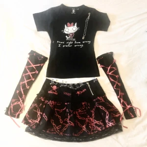 mall goth / emo bundle!! - asgullig svart och röd bundle!! kjol från poizen, tröja thriftad, armvärmare och litet razorblade halsband! passar xs/s <3 köpa separat så är tröjan 150kr, kjolen såld!, armvärmarna såld! och halsband 50kr!