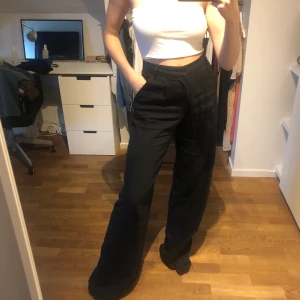 Kostymbyxor - Balla kostymbyxor från Zara i något ”ballongformat”. Asnajs material, stryks innan de skickas!