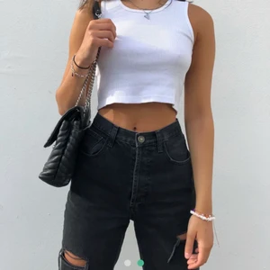 Utsålda boyfriend byxor - Säljer dessa ursnygga utsålda boyfriend zara byxorna! Väldigt sparsamt använda! Storlek 38, så passar S/M beroende på hur man vill att dem ska sitta!