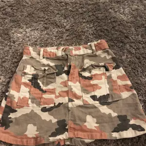 Kamouflage kjol från Zara. Väldigt bra material. Använt några gånger bara. Säljer denna för den har blivit för kort för mig. Hoppas ni köper något jag lägger upp. Kram❤️