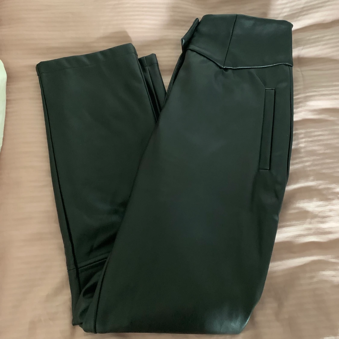Svarta läderbyxor från Nakd storlek 36