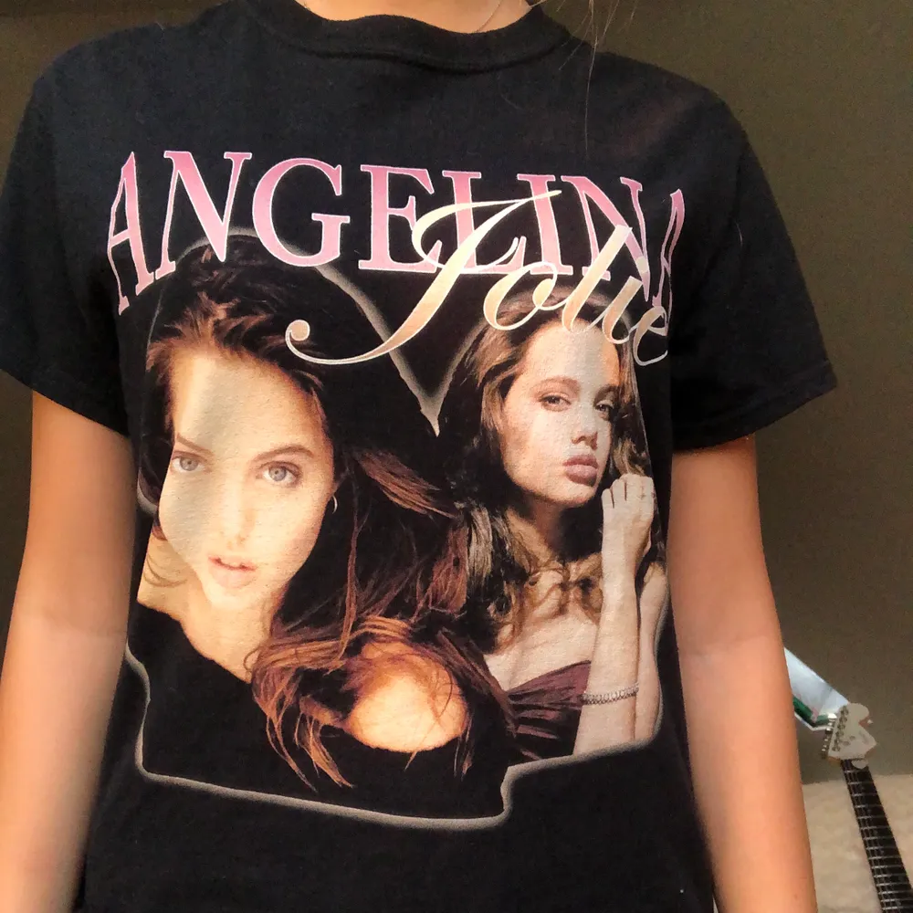 Fin Angelina Jolie T-shirt i bra kvalite med så fint tryck! Storlek xs/s beroende på hur man vill att den ska sitta! . T-shirts.