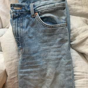 Blåa yoko jeans från monki!! Storlek 26. Hyfsat använda men i mycket bra skick! Bara att be om fler bilder om ni är intresserade:)💙 innerbenslängd: 78 cm. 