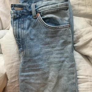Blåa yoko 26 - Blåa yoko jeans från monki!! Storlek 26. Hyfsat använda men i mycket bra skick! Bara att be om fler bilder om ni är intresserade:)💙 innerbenslängd: 78 cm. 