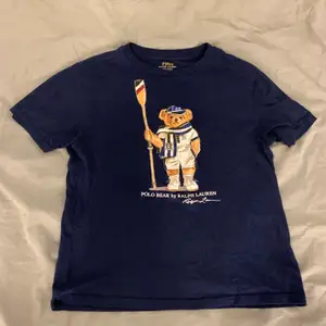 T-shirt från Ralph Lauren, köpt från barnavdelningen men passar xs/s ! Köpt för ca 500kr frakt ingår ej