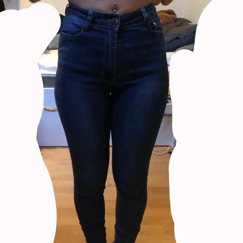 Köpte dessa från Fashion Nova men tror dock inte att det är deras egna märke, skinnijeans, är 162 lit för långa för mig, byxknappen sitter löst men man kan nog fixa det. Jeans & Byxor.