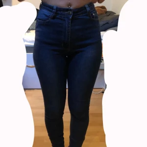  frånFashion Nova, tror dock inte att det är deras egna märke - Köpte dessa från Fashion Nova men tror dock inte att det är deras egna märke, skinnijeans, är 162 lit för långa för mig, byxknappen sitter löst men man kan nog fixa det
