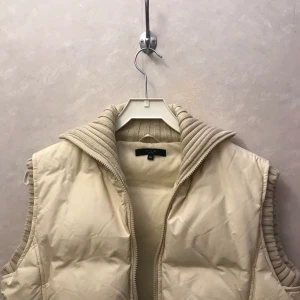 Beige väst - Snygg väst i storlek XL, är supersnygg som oversized! HÖGSTA BUD: 420kr  just nu😊 OBS. bindande bud, vilket betyder att du ska kunna betala de du budat! AVSLUTAS IDAG KL. 16.00, 4/10❗️