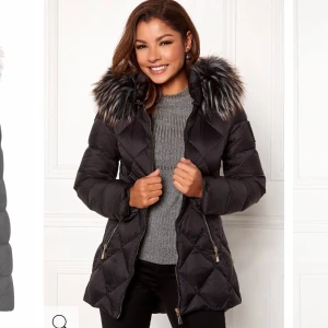 Chiara Forthi vinterjacka - Använd endast en gång, anledningen är för att den va för stor. Väldigt varm bra skick. Köpte den för 1800kr. Kan fraktas.