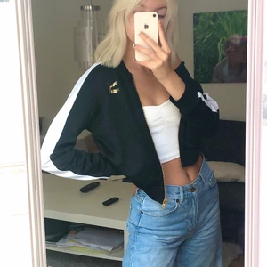 Puma X KENZA kofta - Sjukt snygg kofta ifrån kenzas kollektion med puma! Knappt använd så den är i jättebra skick! Materialet är rätt så tjockt oxå vilket gör den varm och skön!💖