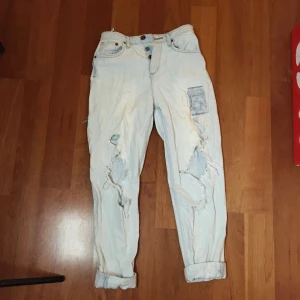 Trasiga/ripped jeans. Strl: 32 - Snygga va huhuhu. Tyvvär är 2 av de flärpar som håller bältet på plats trasiga, men det är bara att sy dem på plats igen. Dessa är för stora på mig, skulle passa en 32-34 riktigt bra //// Skriv gärna om du vill ha mer bilder/bilder med plagget på - hade inte möjligheten att ta bild med alla plagg på :) TVÄTTAS EFTER BILD TAGEN kramiskrambjörn på dig