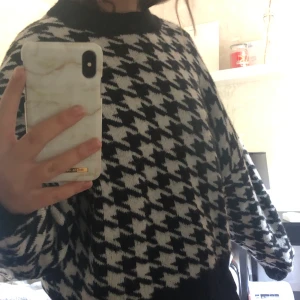 Stickad tröja - (HÄLFTEN AV PENGARNA GÅR TILL CANCERFONDEN pga att jag vill va med och stötta detta så om du också vill det..) En jätte skön stickad tröja, aldrig använd. Strl M. Säljs för 185 kr då frakten ingår i priset. 