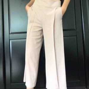  - Ett par ljusrosa raka kostymbyxor, går ej ner till fötterna, lite loose beroende på storlek! 🌸  