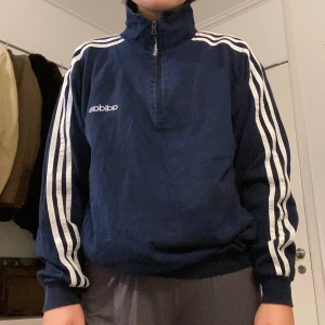 Pullover fr Adidas - Vintage mörkblå pullover från Adidas med vita stripes. Skitsnygg men kommer aldrig till användning tyvärr!!