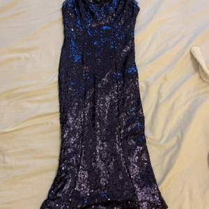 Figursydd paljettklänning mörkblå