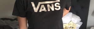 Vans - Säljer min sköna vans T-shirt! Gratis frakt🤪  den är knappt använd:) det är S men skulle även passa Xs-L, det beror på hur man vill ha den! Den har lite större armar som är väldigt snyggt och skönt!:)💞