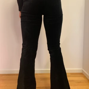 Utvidgade sammet byxor - Super snygga och stretchiga sammetsbyxor! Säljer pga lite för små för mig.