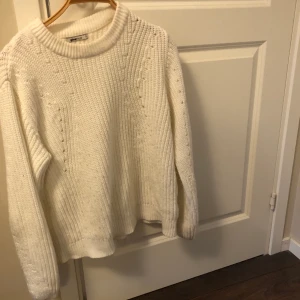 Stickad tröja  - Stickad tröja från bikbok. Köpt för 300 kr, säljer för 100 kr exklusive frakt. Storlek XL men passar M. 