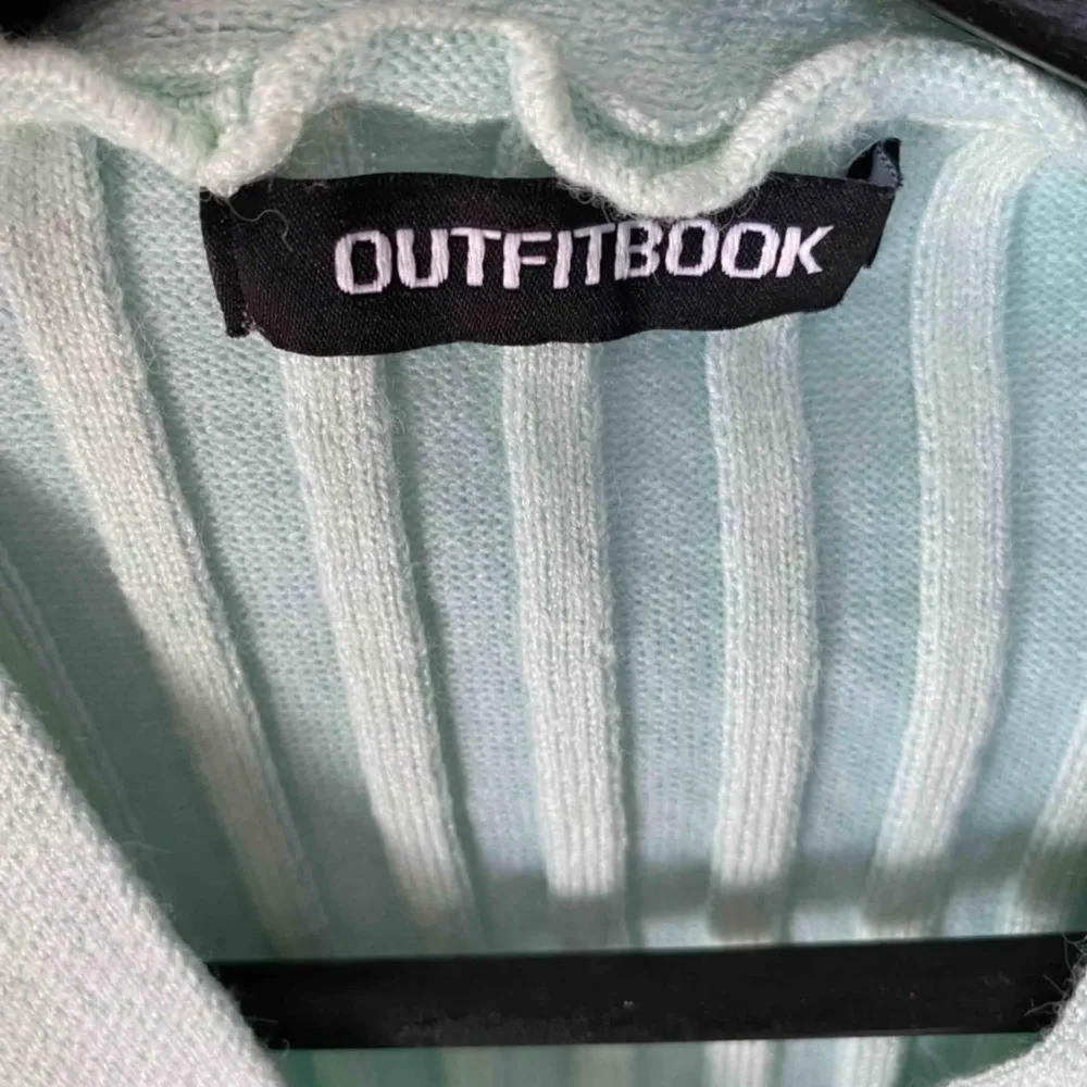 Köpt från Outfitbook men aldrig använd. Tjockt material och bra kvalité. Köparen står för frakt eller mötas upp❤️. Toppar.