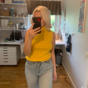 Gul polotröja  - Sitter som en 38, snygg att vika in som jag gjort på bilden! 