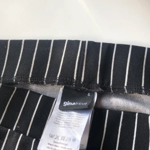 Gina tricot  - Utsvänga randiga byxor från Gina, storlek S 