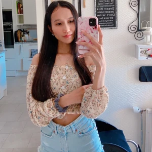 Blus - Tunn blus, säljer billigt